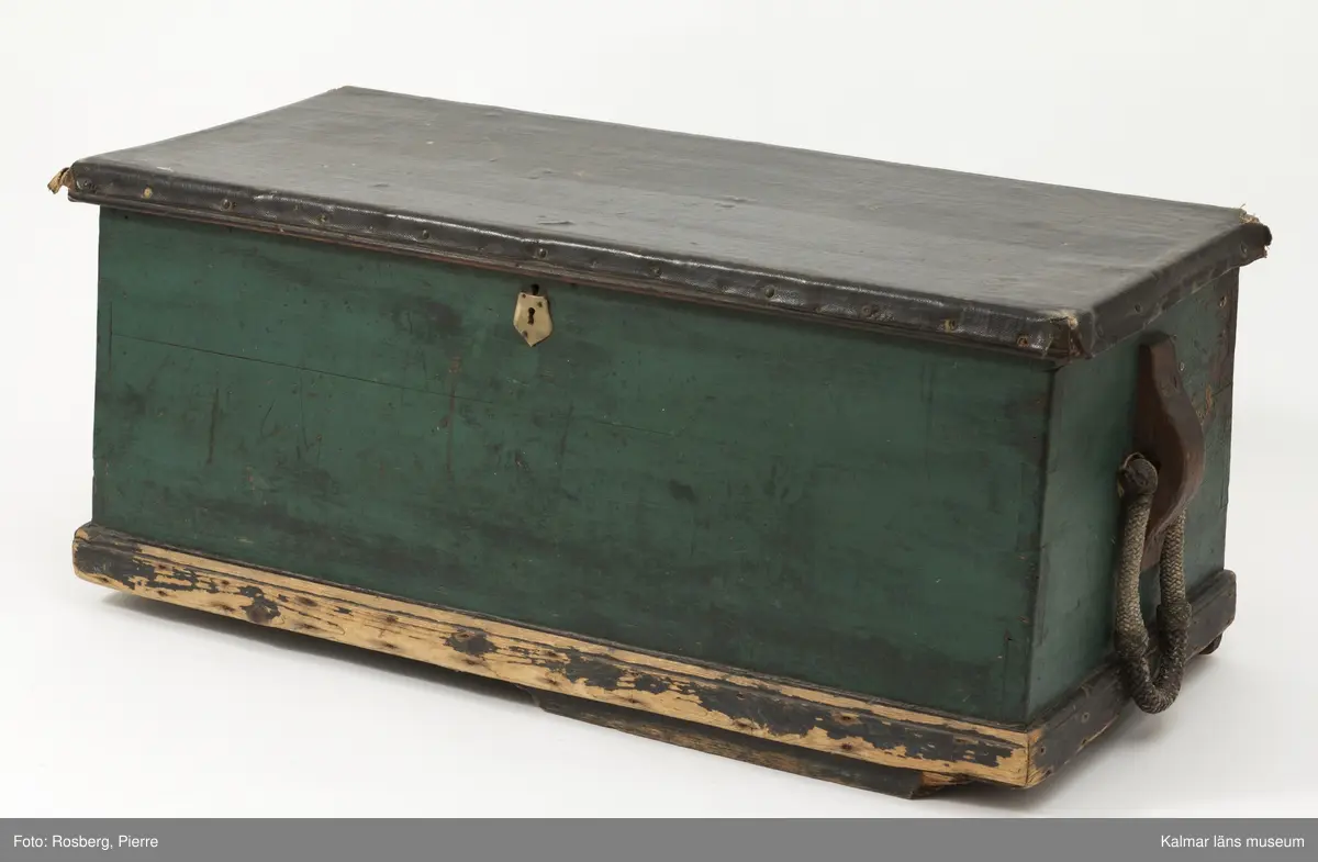 På kistlockets insida ett målat segelfartyg, inramad med målade flaggor, bland annat den svenska flaggan.