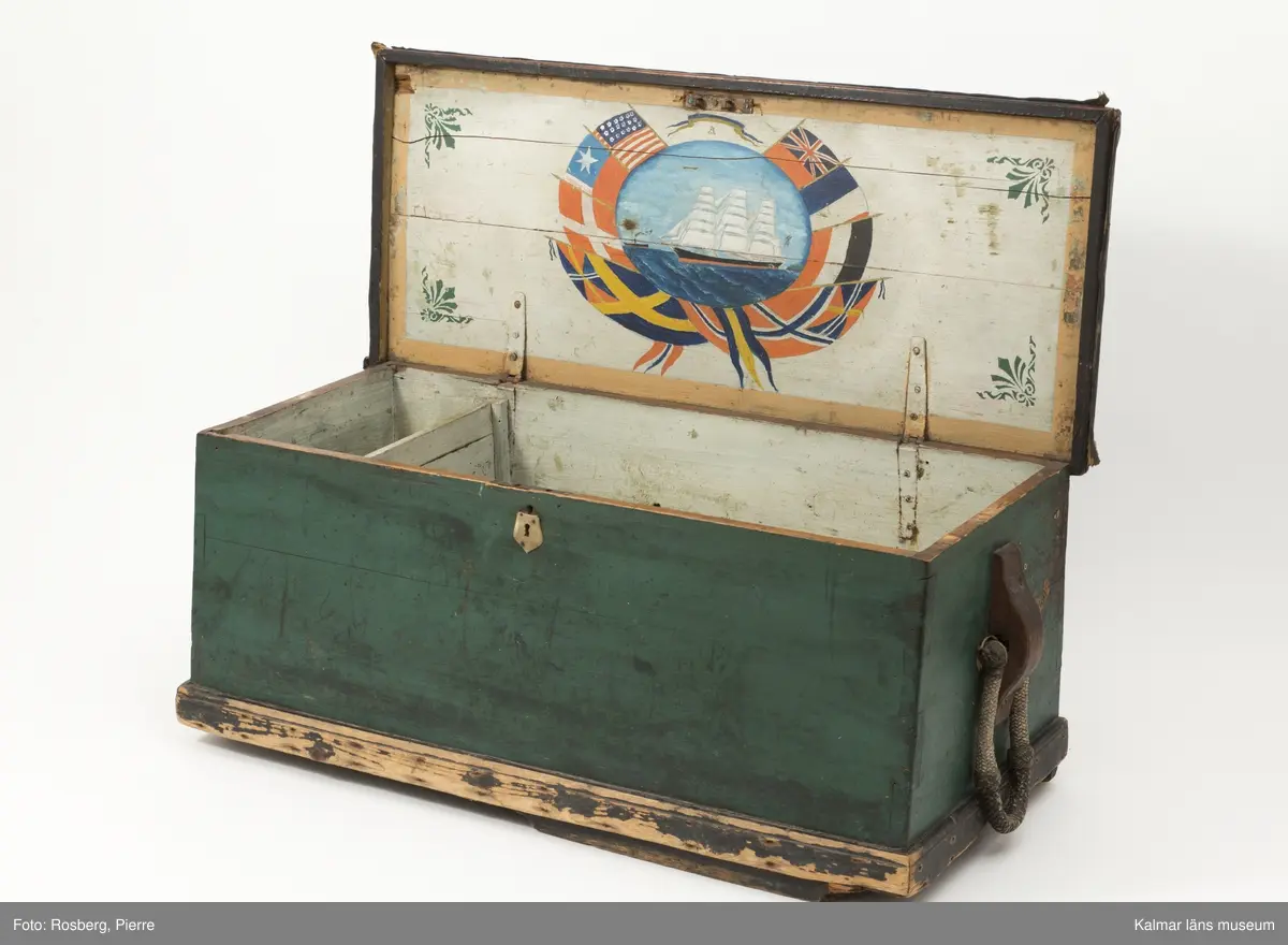 På kistlockets insida ett målat segelfartyg, inramad med målade flaggor, bland annat den svenska flaggan.