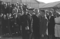 Kongebesøket i Hammerfest 10. juli. Kong Haakon 7 hilser på 