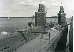 Ubåtarna Illern och Bävern förtöjda utsidan av Klas Horn 196