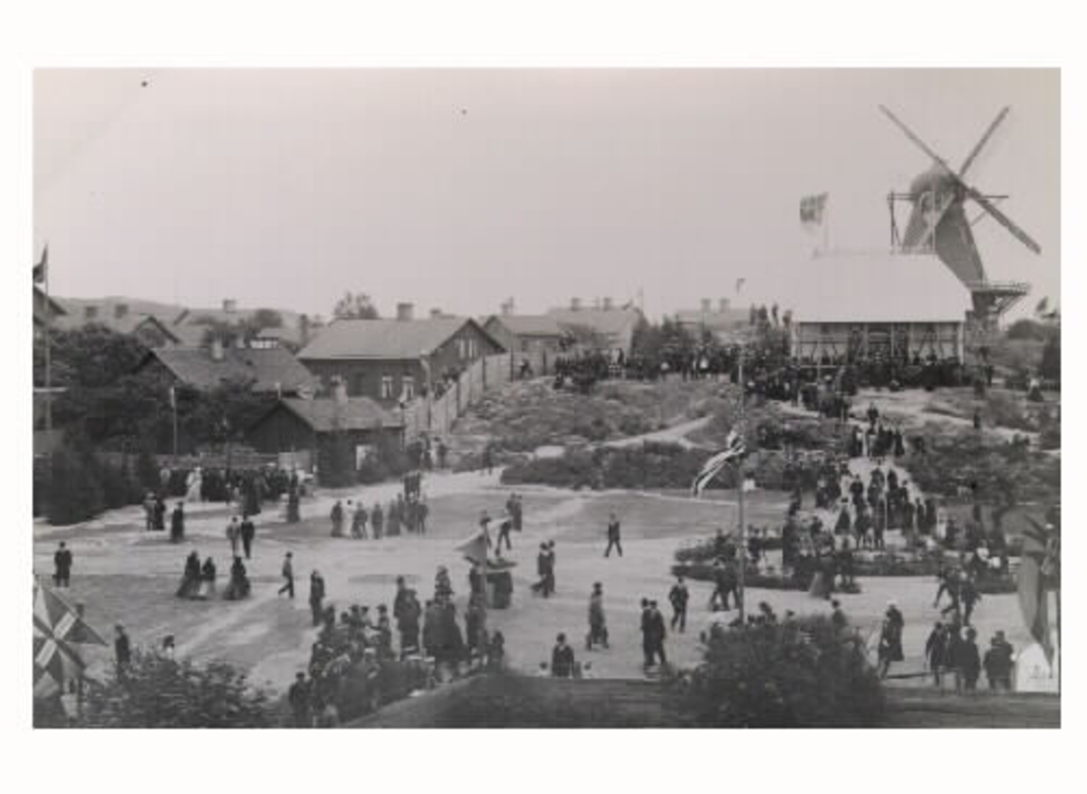 Hantverks och industriutställningen i Varberg 1904. Till höger syns den för tillfället uppbyggda serveringspaviljongen som senare flyttades till Påskberget.