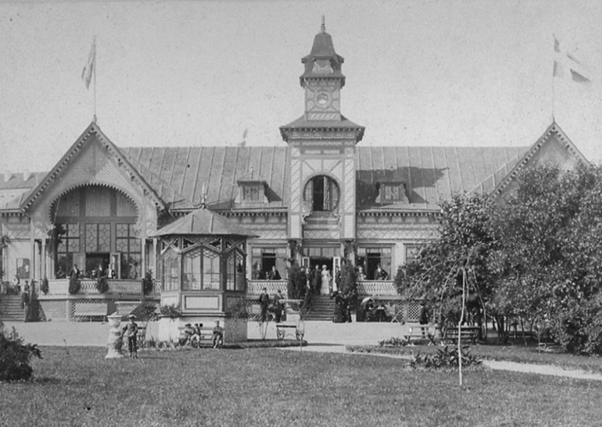 Societetshuset i Varberg som tämligen nybyggt. Det invigdes 1883 Exteriör (bild 1), interiör (bild 2).
