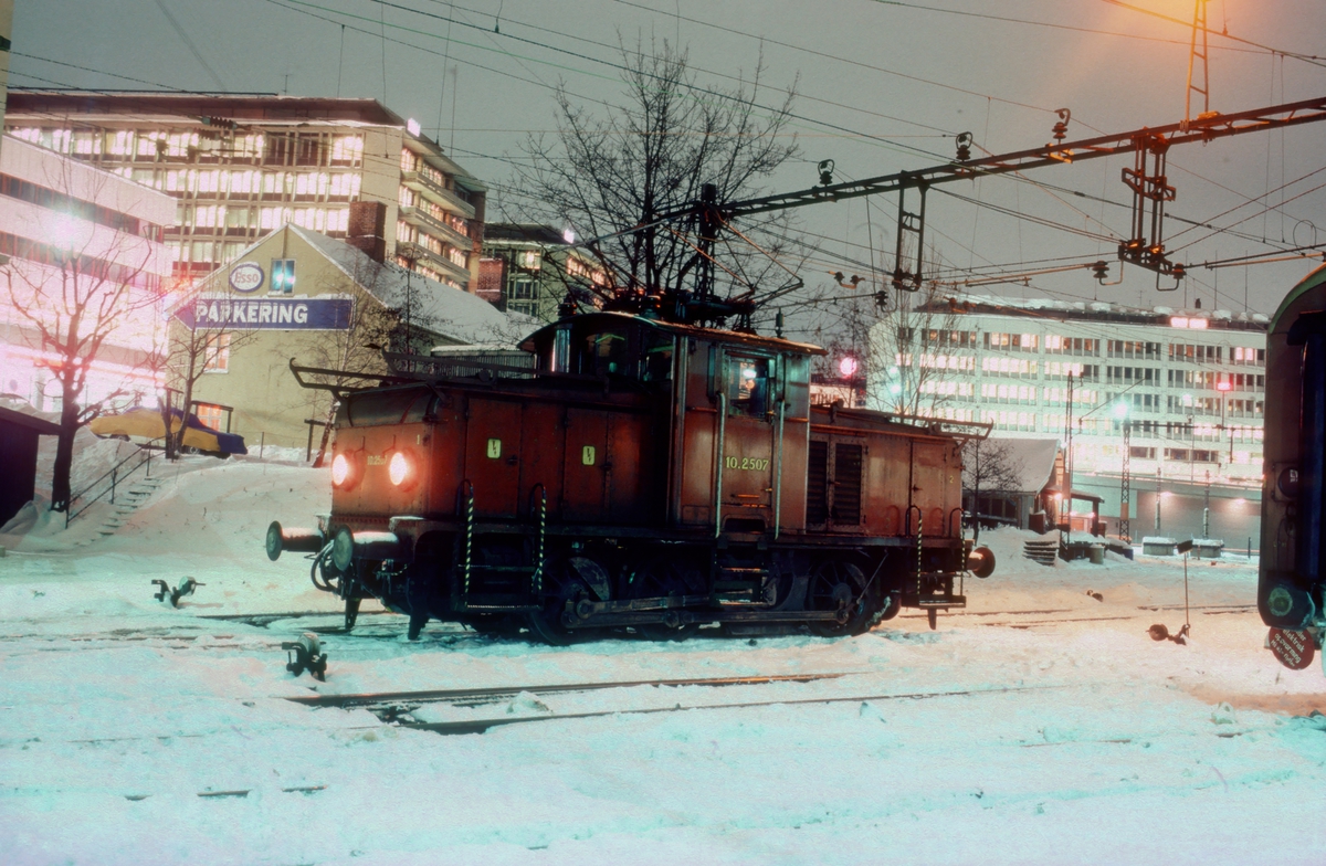 Skiftelokomotiv NSB El 10 2507 en vinterkveld på Oslo V.