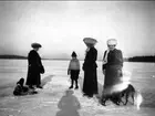 Sol och snö på söndagspromenaden. Strömsholm 1910-11.