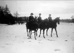 Ridskolelärarnas fruar ute på promenad till häst. Strömsholm 1910-11.