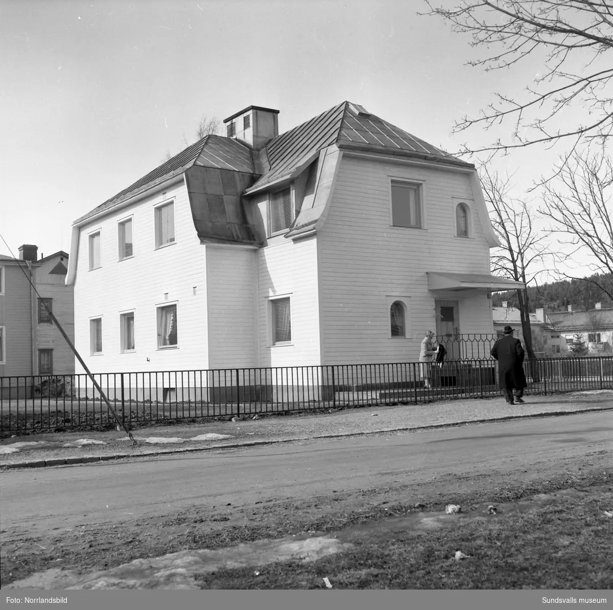 Direktör Fridolf Brunnzells bostad i hörnet av Västra Allén-Grönborgsgatan i Sundsvall. Interiör- och exteriörbilder. Brunnzell var chef för anrika Lindgrens järnhandel.