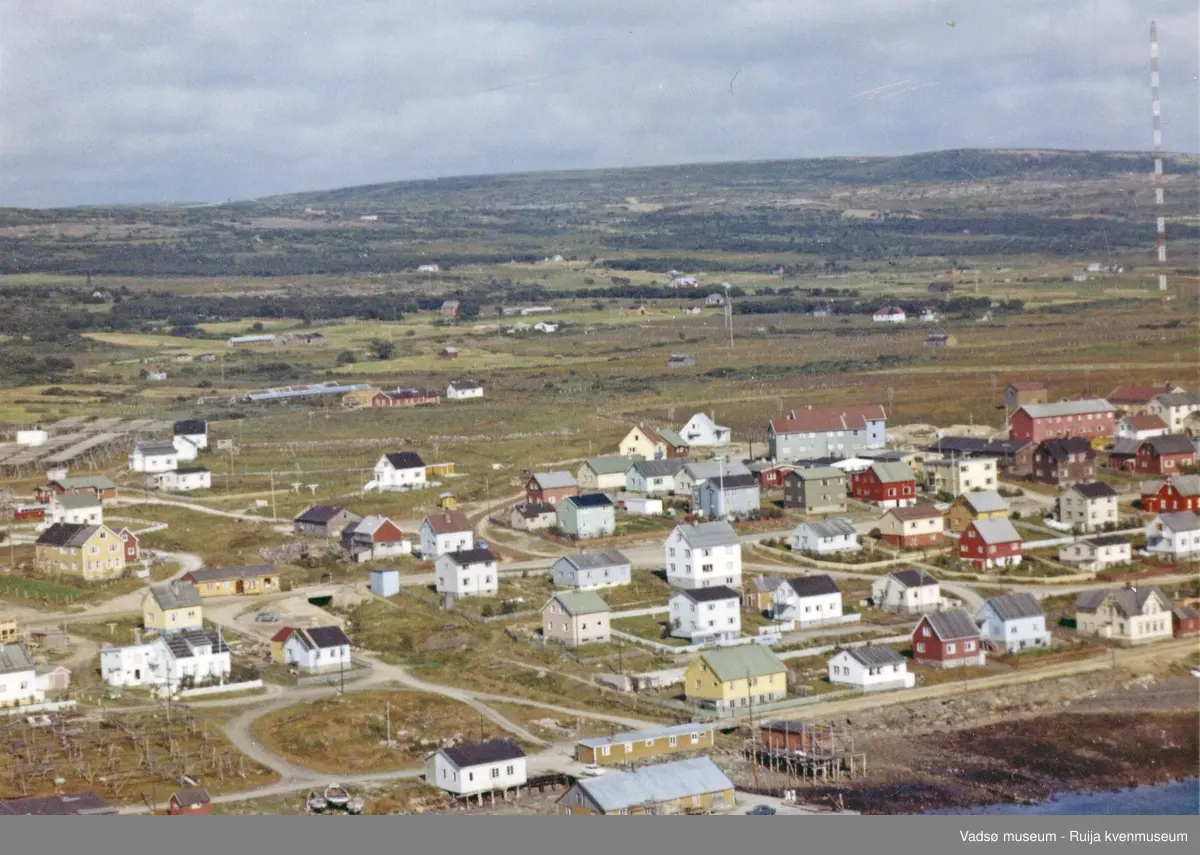 Flyfoto av Vadsø, 1963. Fabrikkkaia ved Prestelvas munning nederst i bildet.