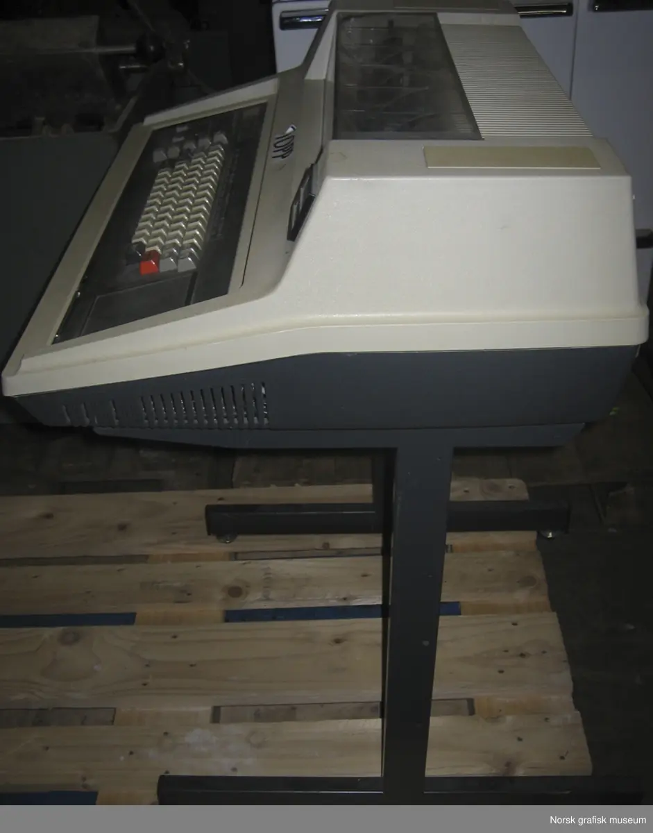 Texas Instruments TI-820 KSR Terminal. Matriseskriver med "traktor-fremtrekk" av papiret. Del av Texas Instruments' Omni 800 "printer-familie". Skriveren har tydeligvis vært en fast del av Norsk Datas datakomponenter, da den har fått NDs nummer 230 (og 151-341) i tillegg til produsentens serienummer.