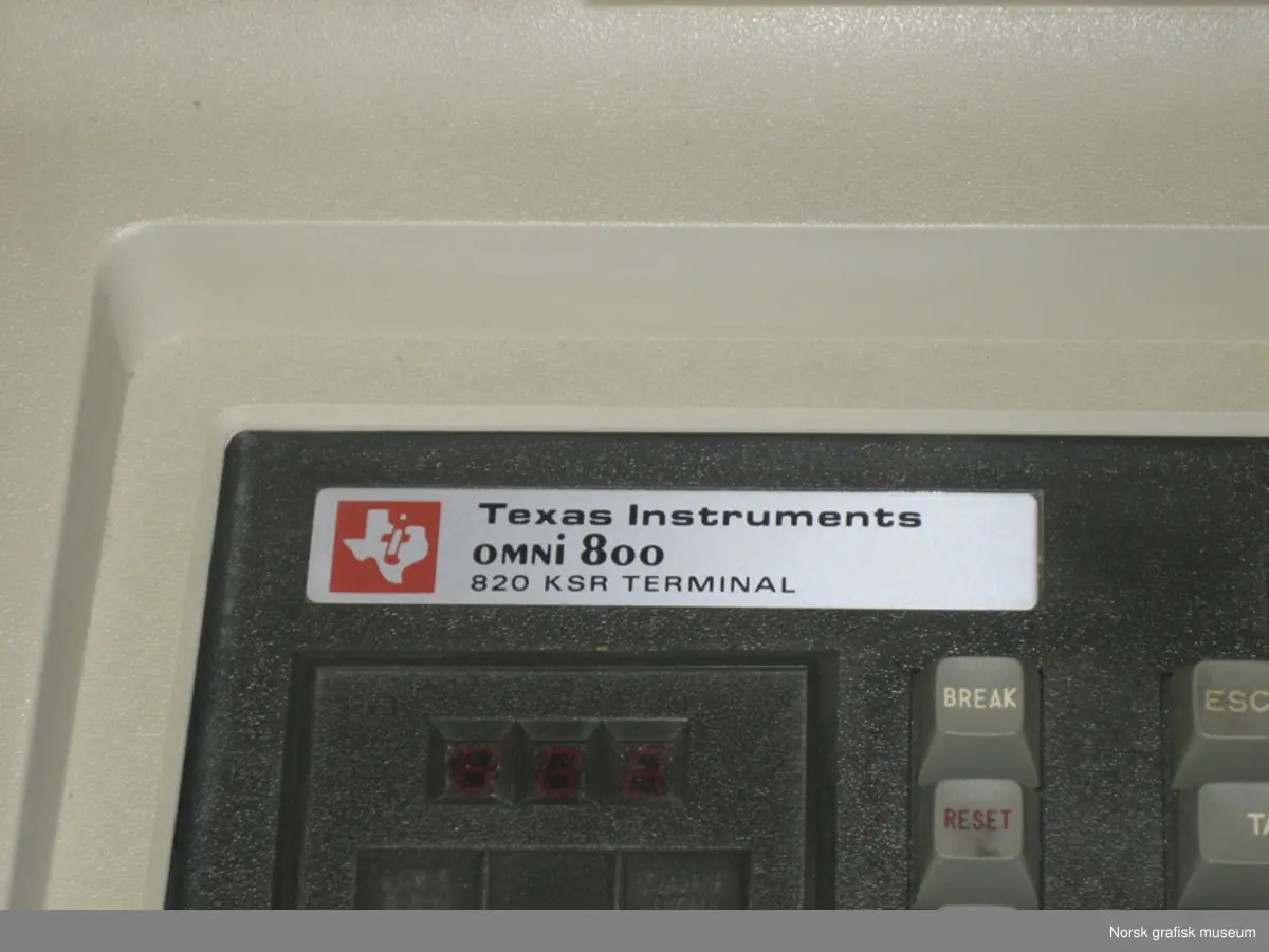 Texas Instruments TI-820 KSR Terminal. Matriseskriver med "traktor-fremtrekk" av papiret. Del av Texas Instruments' Omni 800 "printer-familie". Skriveren har tydeligvis vært en fast del av Norsk Datas datakomponenter, da den har fått NDs nummer 230 (og 151-341) i tillegg til produsentens serienummer.