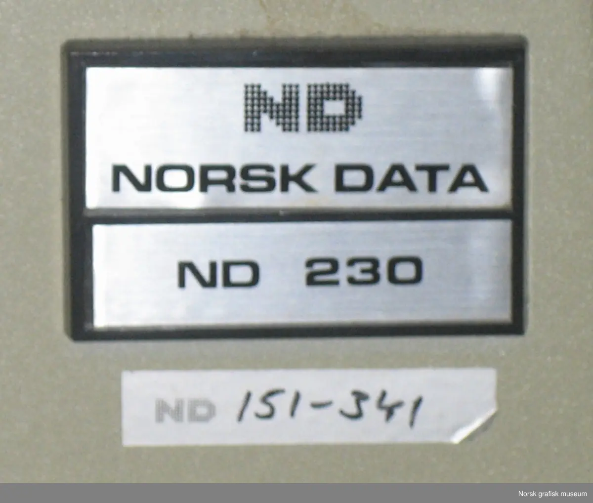 Texas Instruments TI-820 KSR Terminal. Matriseskriver med "traktor-fremtrekk" av papiret. Del av Texas Instruments' Omni 800 "printer-familie". Skriveren har tydeligvis vært en fast del av Norsk Datas datakomponenter, da den har fått NDs nummer 230 (og 151-341) i tillegg til produsentens serienummer.