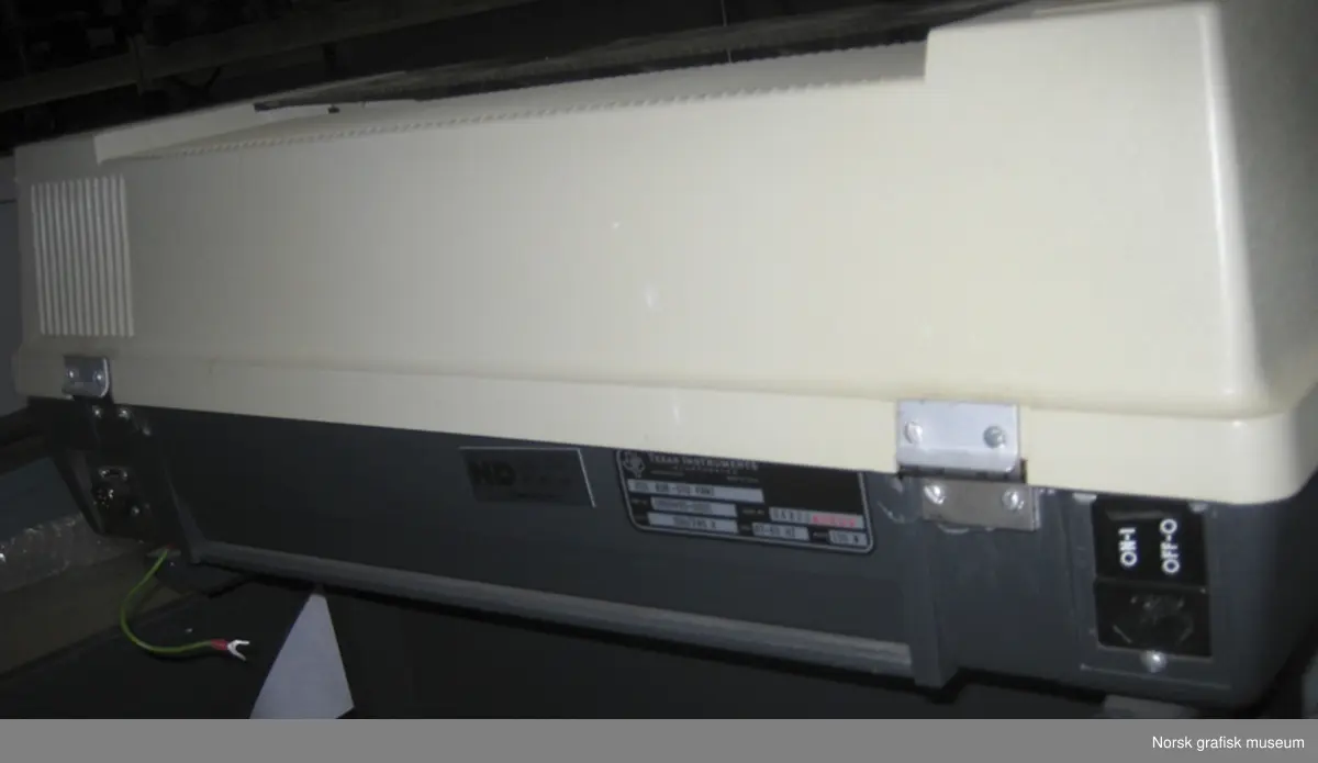 Texas Instruments TI-820 KSR Terminal. Matriseskriver med "traktor-fremtrekk" av papiret. Del av Texas Instruments' Omni 800 "printer-familie". Skriveren har tydeligvis vært en fast del av Norsk Datas datakomponenter, da den har fått NDs nummer 230 (og 151-341) i tillegg til produsentens serienummer.