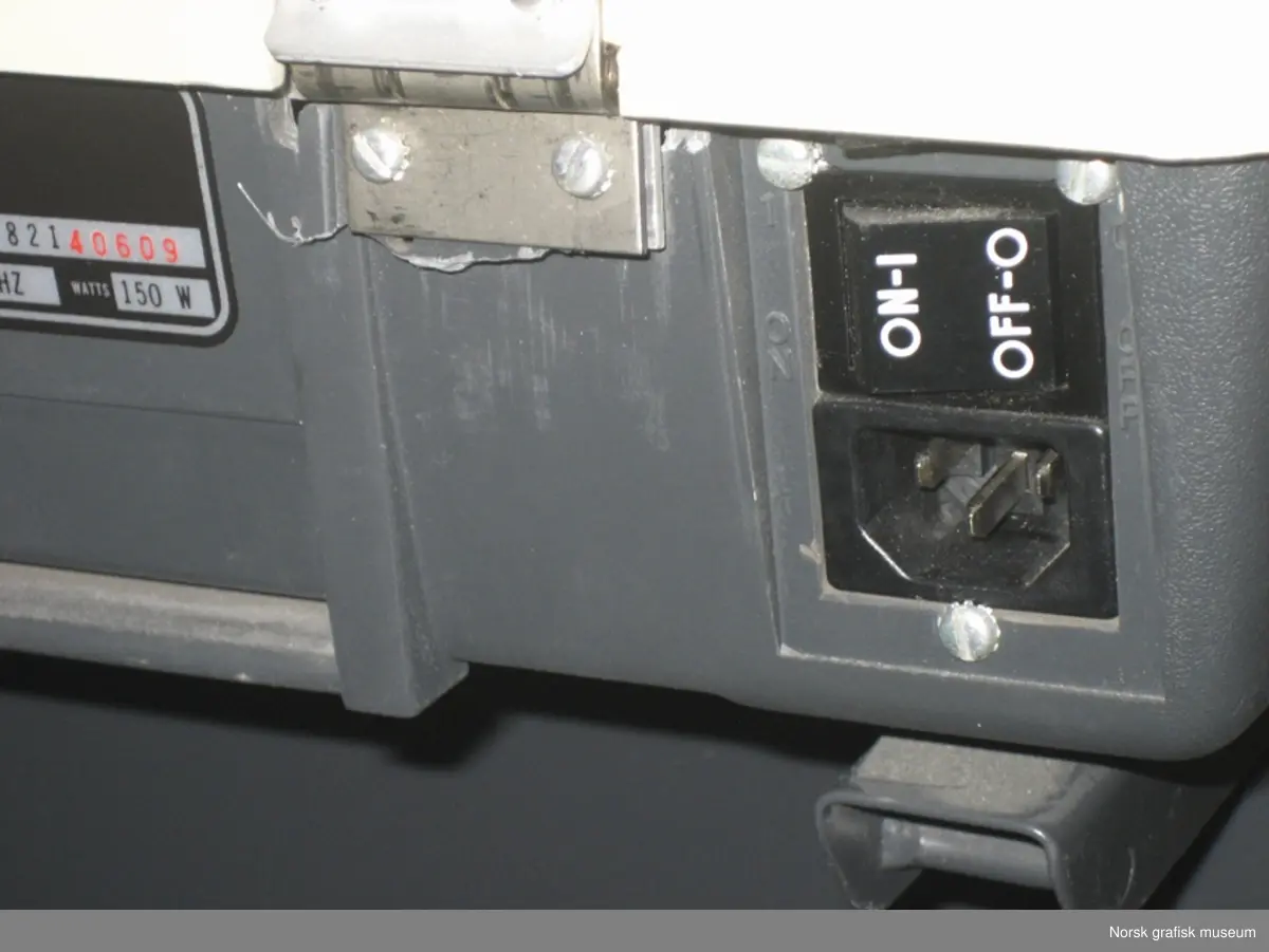 Texas Instruments TI-820 KSR Terminal. Matriseskriver med "traktor-fremtrekk" av papiret. Del av Texas Instruments' Omni 800 "printer-familie". Skriveren har tydeligvis vært en fast del av Norsk Datas datakomponenter, da den har fått NDs nummer 230 (og 151-341) i tillegg til produsentens serienummer.