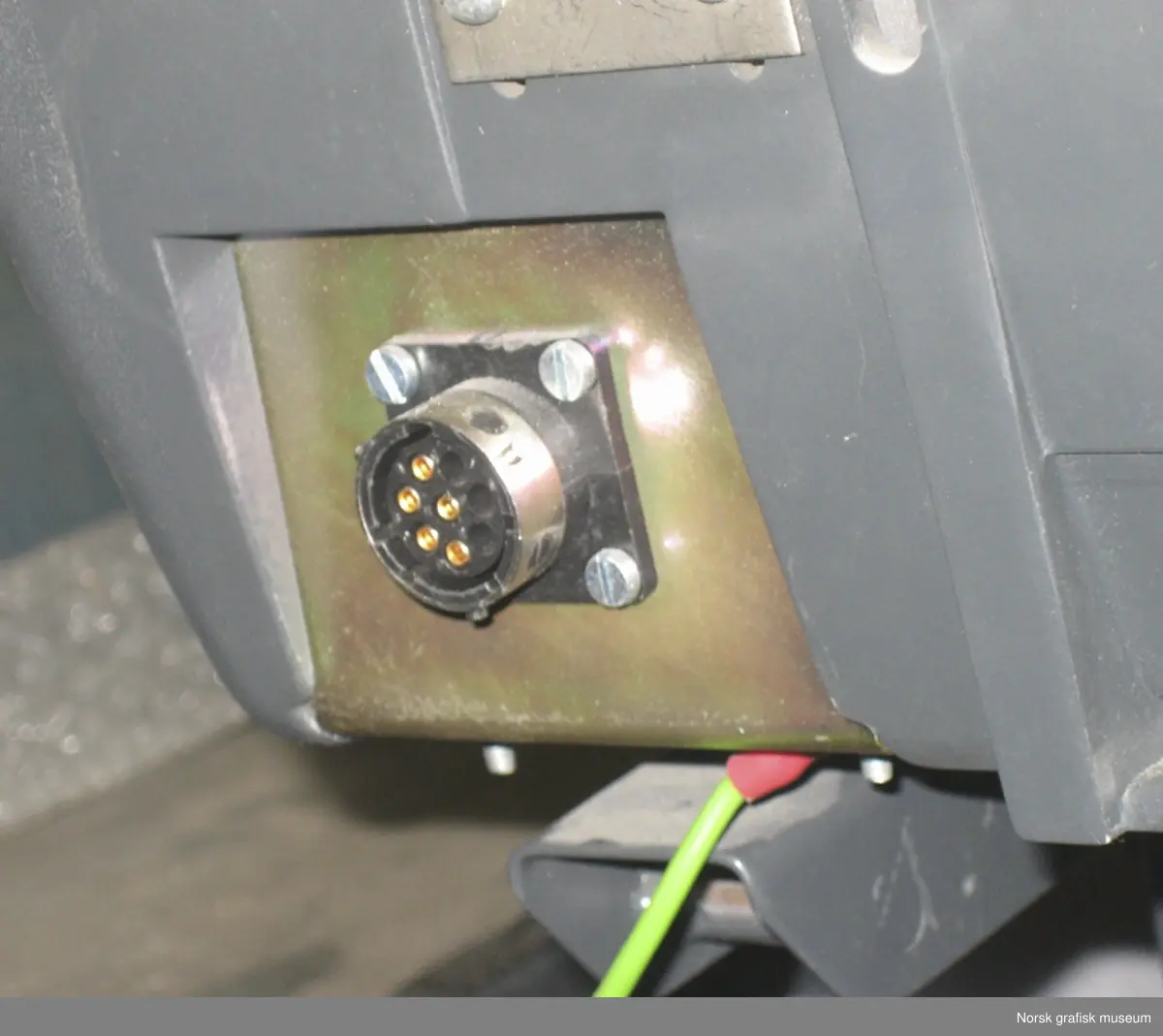 Texas Instruments TI-820 KSR Terminal. Matriseskriver med "traktor-fremtrekk" av papiret. Del av Texas Instruments' Omni 800 "printer-familie". Skriveren har tydeligvis vært en fast del av Norsk Datas datakomponenter, da den har fått NDs nummer 230 (og 151-341) i tillegg til produsentens serienummer.