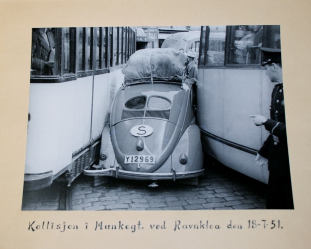 Foto av en kollisjon i Munkegt. ved Ravnkloa, 18.07.1951.