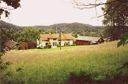 Hällesåker 1:27. Översiktsbild av Börjesgården från sydväst.