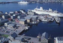 Hammerfest havn i juli 1973. 

Nede til venstre ser man Rådh