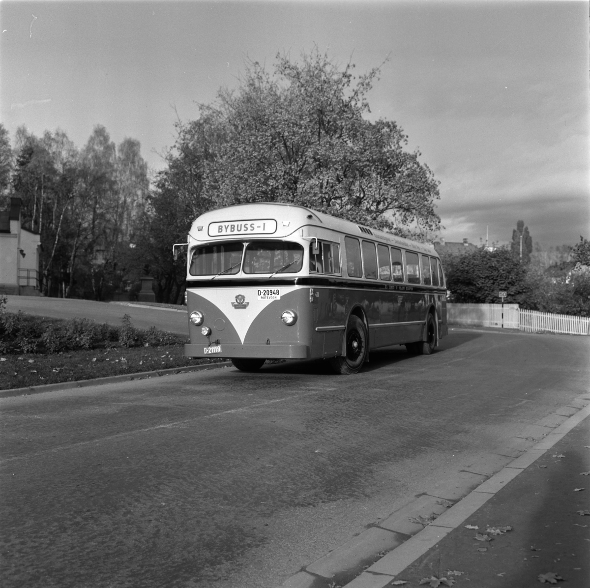 Foto av buss, bybuss 1, Furnesveien, Hamar.  Hamar og Omland Bilruter, Scania Vabis, registreringsnummer D-20948. Rutbileierenes Standariseringsverksted v/Sandbakken.