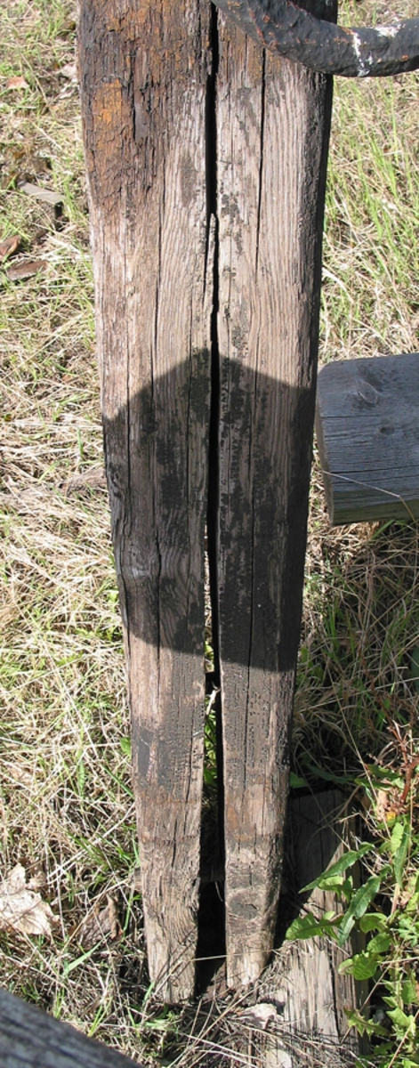 Ankarstock. Ena halvan av en ankarstock som är sammanfogade med den andra halvan med 8 dymlingar samt två bultar. Två kilar håller ankaret på plats.