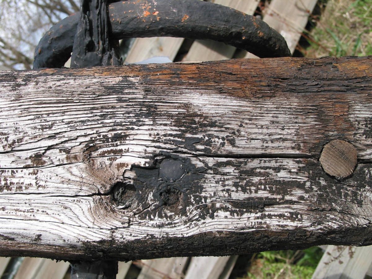 Ankarstock. Ena halvan av en ankarstock som är sammanfogade med den andra halvan med 8 dymlingar samt två bultar. Två kilar håller ankaret på plats.