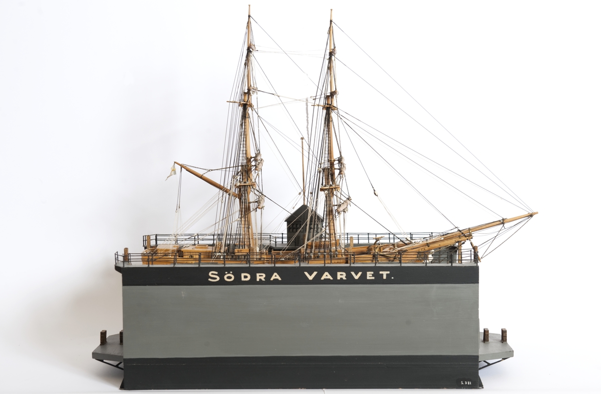 Modell av Södra varvets stora flytdocka med briggen ELISE.