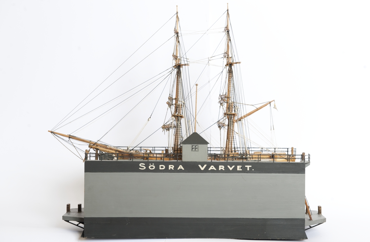 Modell av Södra varvets stora flytdocka med briggen ELISE.