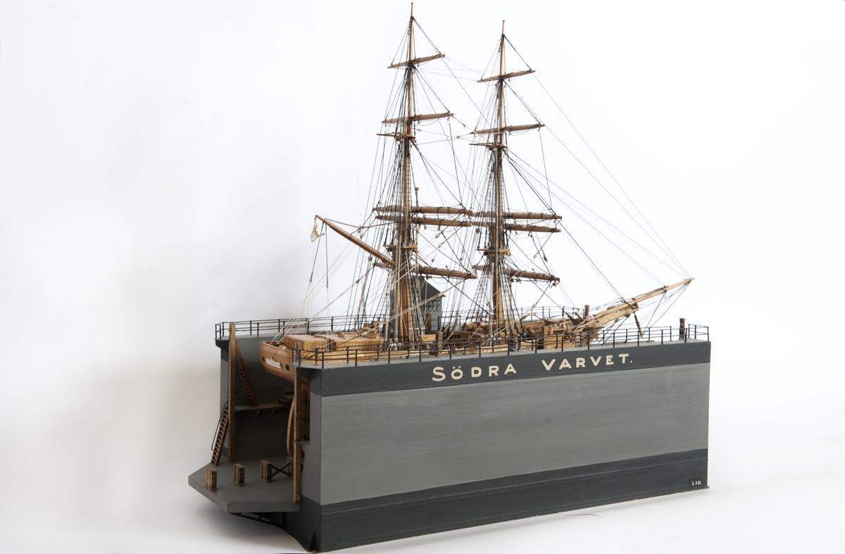 Modell av Södra varvets stora flytdocka med briggen ELISE.