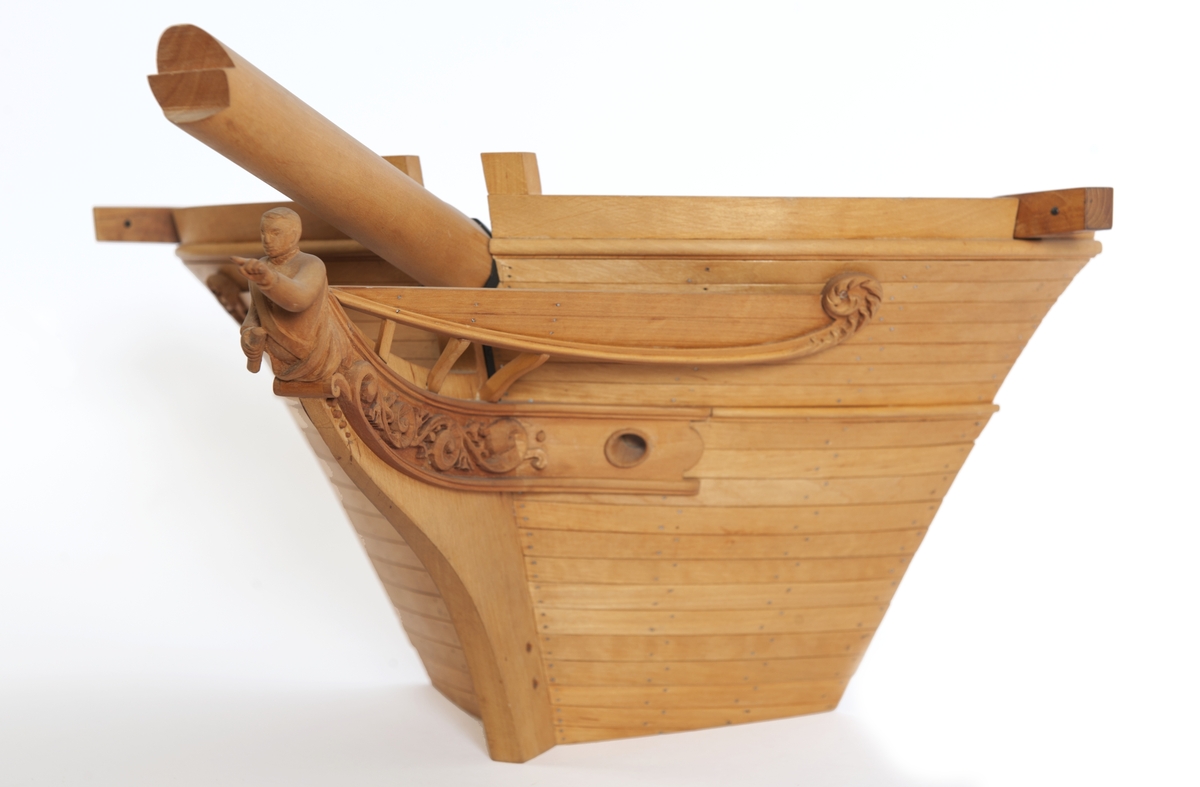 Modell av förskepp till träsegelfartyg, barkskepp, efter plansch XI i Kierkegaard Praktisk Skeppsbyggnadskonst, byggd på klots av al. Galjonsbild, galjonsknä av päronträ, svagt laserad inombords, oljad utombords.