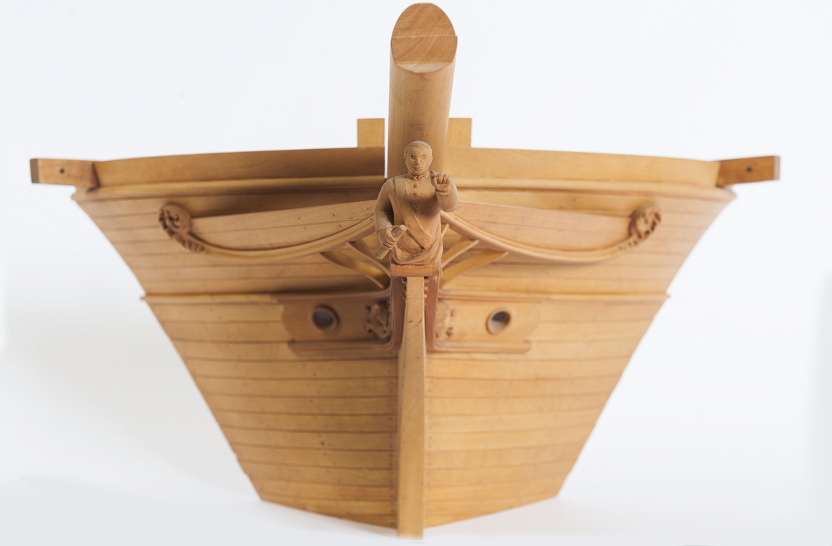 Modell av förskepp till träsegelfartyg, barkskepp, efter plansch XI i Kierkegaard Praktisk Skeppsbyggnadskonst, byggd på klots av al. Galjonsbild, galjonsknä av päronträ, svagt laserad inombords, oljad utombords.