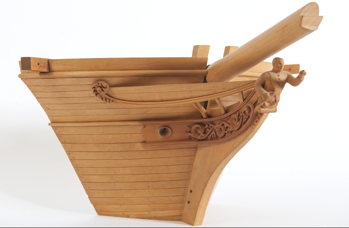 Modell av förskepp till träsegelfartyg, barkskepp, efter plansch XI i Kierkegaard Praktisk Skeppsbyggnadskonst, byggd på klots av al. Galjonsbild, galjonsknä av päronträ, svagt laserad inombords, oljad utombords.