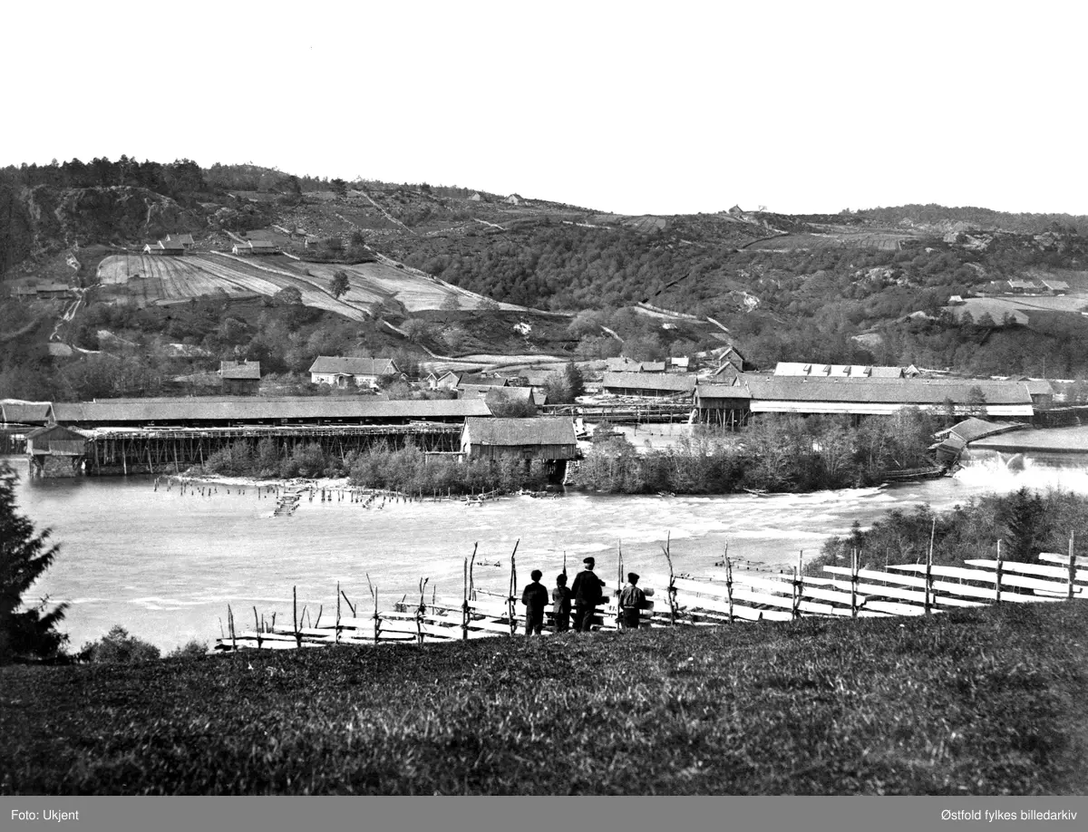 Sanne og Soli bruk 1882, sett fra Sanne-sida over Ågårdselva i Tune ved Sarpsborg, 1882.