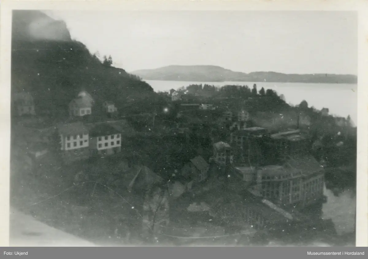 Oversiktsbilete over Salhus, Bergen, med Salhus Tricotagefabrik og Salhus Væverier.