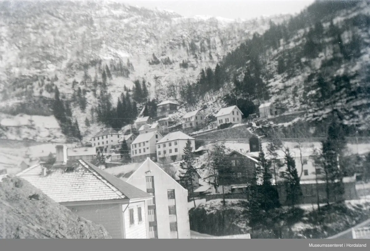 Salhus, Bergen med Salhus Tricotagefabrik og gamleheimen til fabrikken, "Kveldheim".