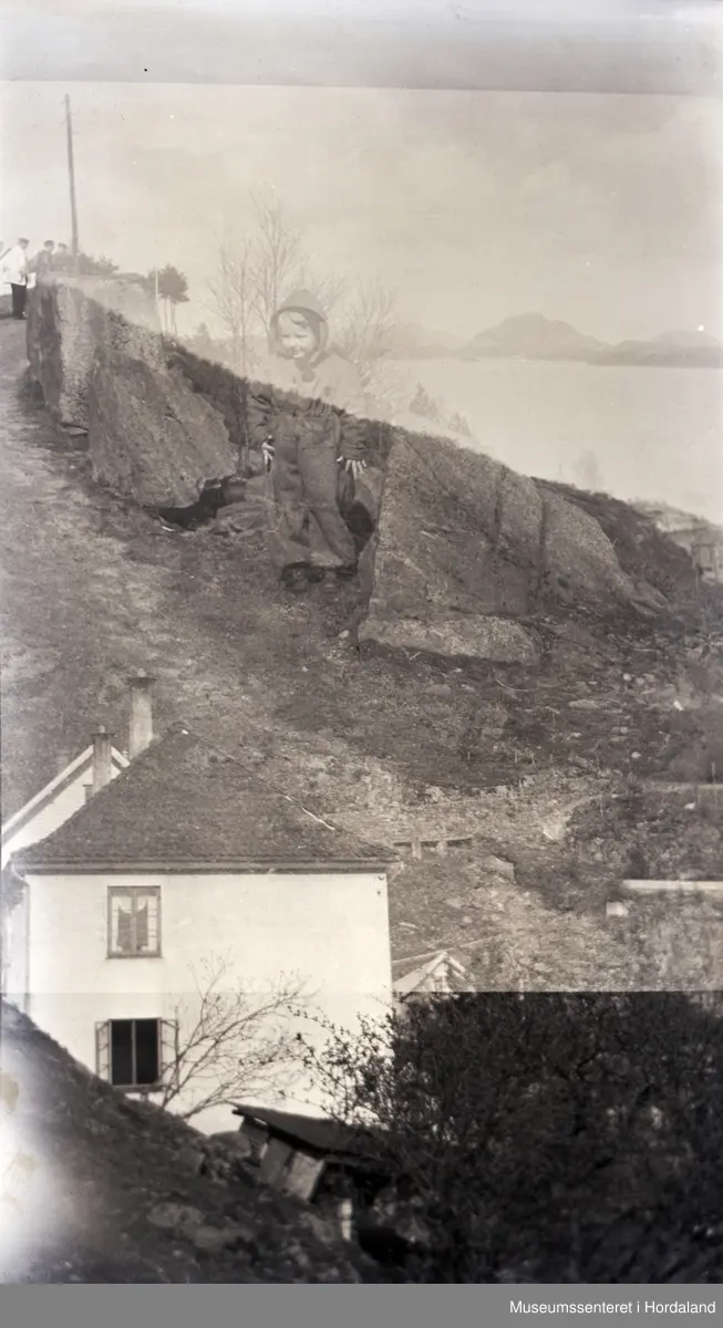 Truleg Salhus, Bergen. Halvvegs dobbeleksponert motiv med hus og eit born.