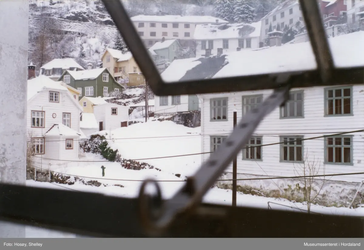 Utsikt frå vindauget på sysalen ved Salhus Tricotagefabrik, ca. 1985. Utsikt mot arbeidarbustadar og skulehus.