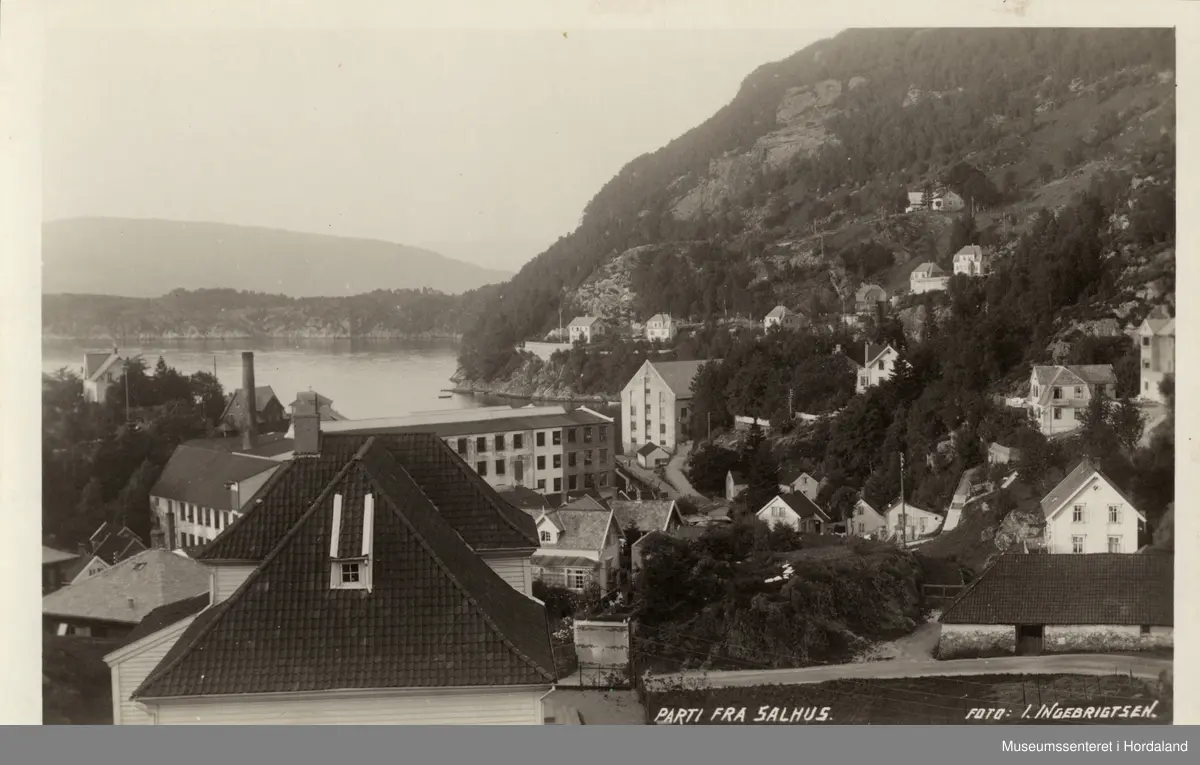 Postkort frå Salhus, Bergen. Salhus Væverier og Salhus Tricotagefabrik i bakgrunnen.