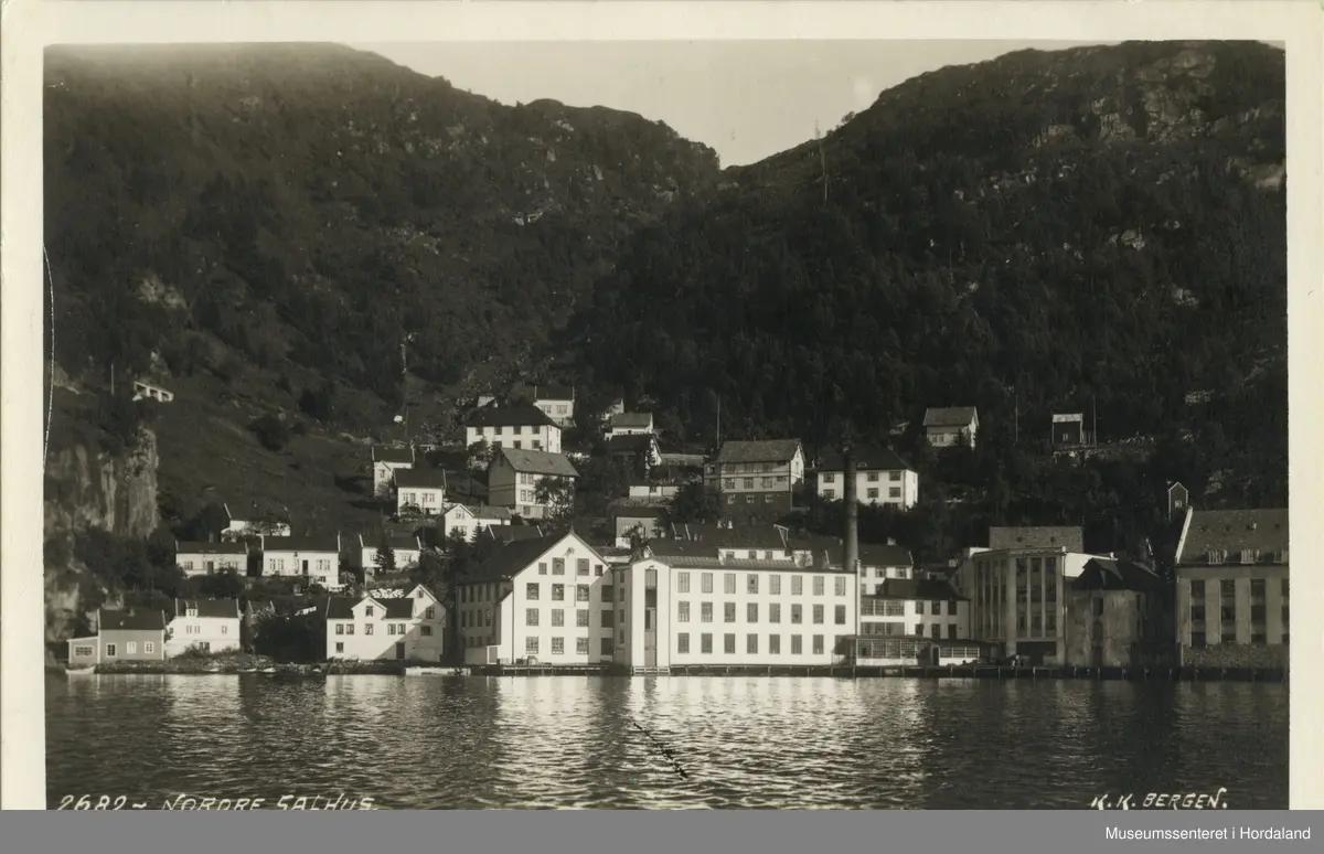Postkort frå Salhus, Bergen. Salhus Tricotagefabrik sett frå sjøen.