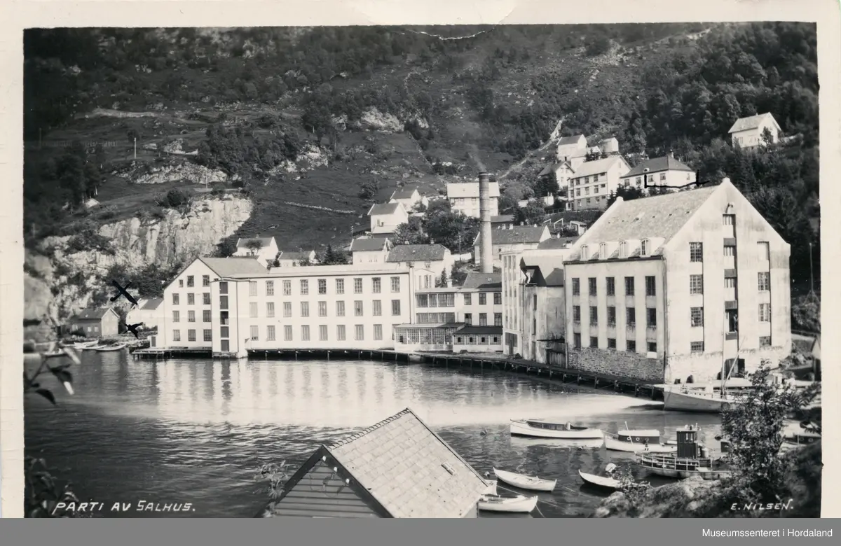 Postkort frå Salhus, Bergen. Salhus Tricotagefabrik.