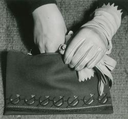 Vi pynter opp i stuen: broderi 1930-75