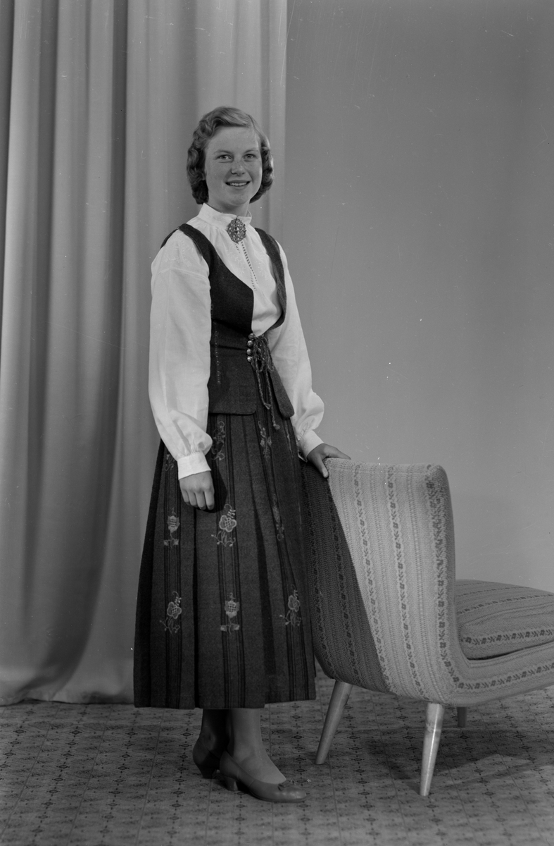 Wenke Borgen, g. Melbye. Romedal. Konfirmant i bunad. 