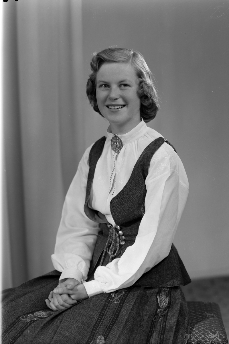 Wenke Borgen, g. Melbye. Romedal. Konfirmant i bunad. 