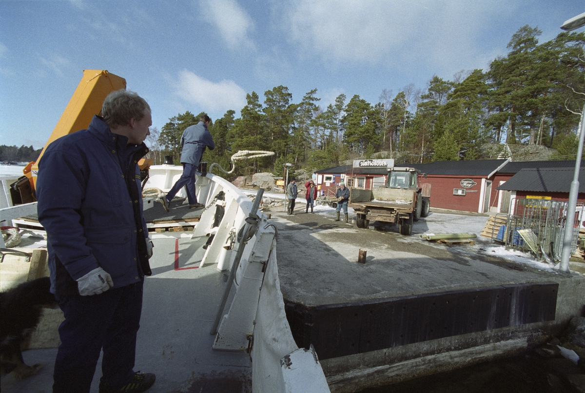 RAMSÖ lägger till vid Ahlsvik, Svartsö.
Skärgårdsprojektet 2003-2004
Fotodatum 9 mars 2004