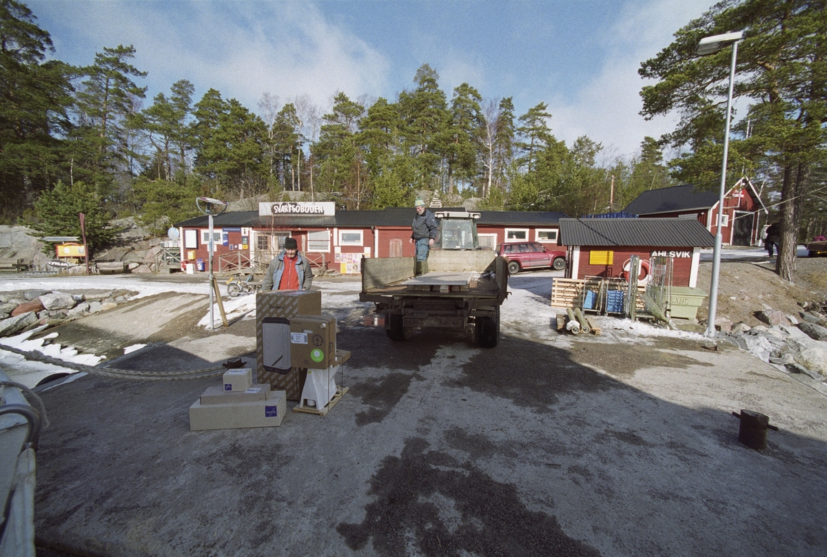 Ahlsvik, Svartsö. Lossade varor på bryggan.
Skärgårdsprojektet 2003-2004
Fotodatum 9 mars 2004