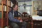 Åke Öhman, Husarö, spelar nyckelharpa.
Skärgårdsprojektet 2003-2004
Fotodatum 5 maj 2004