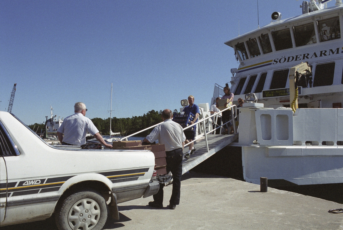 Lövros "bageribil" levererar vid Ingarsmö södra.

Skärgårdsprojektet 2003-2004
Fotodatum 15 juli 2004