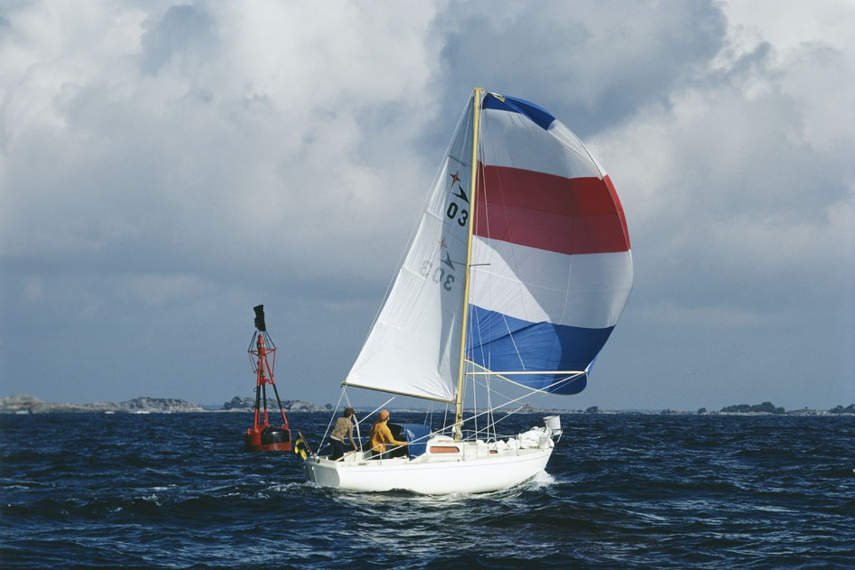 En Albin Viggen seglar för spinnaker.