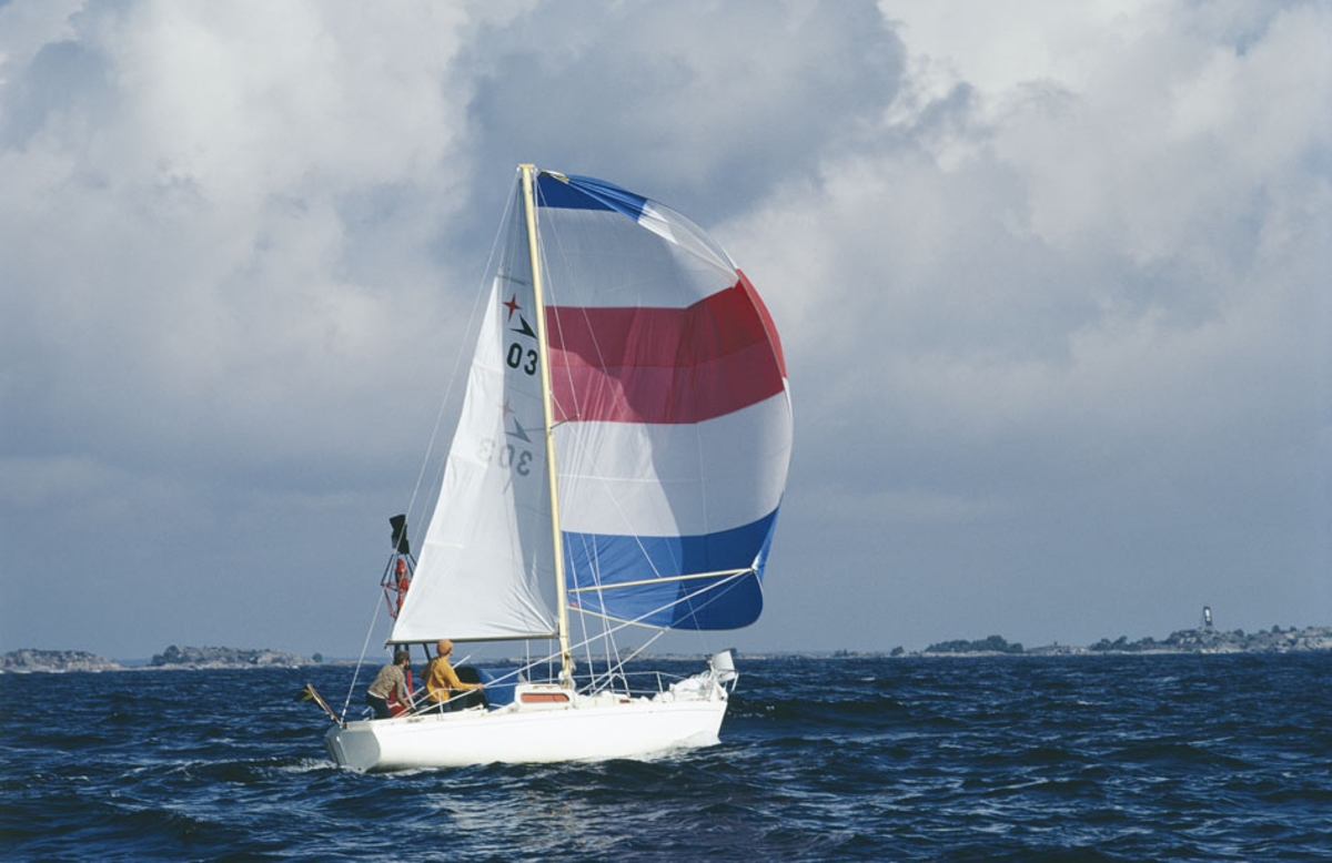 En Albin Viggen seglar för spinnaker.