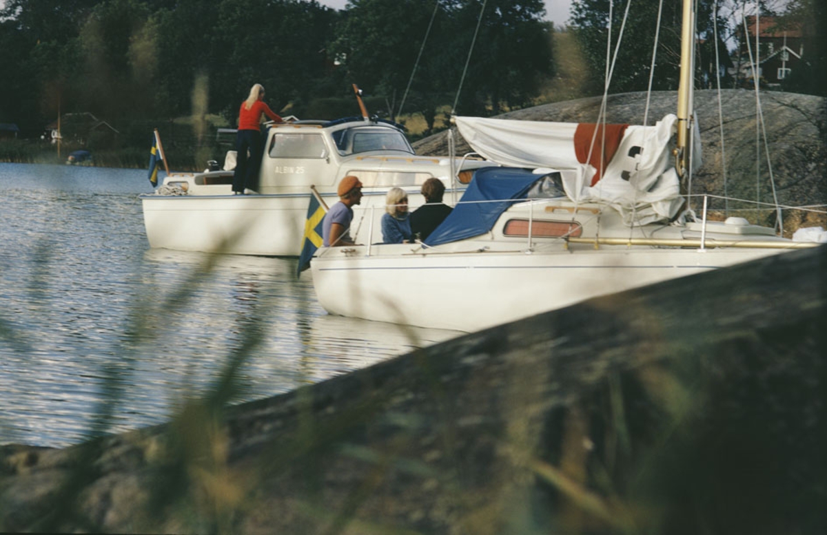 Två båtar förtöjda i en vik. I förgrunden Albin Viggen, i bakgrunden Albin 25. Marknadsföringbild.