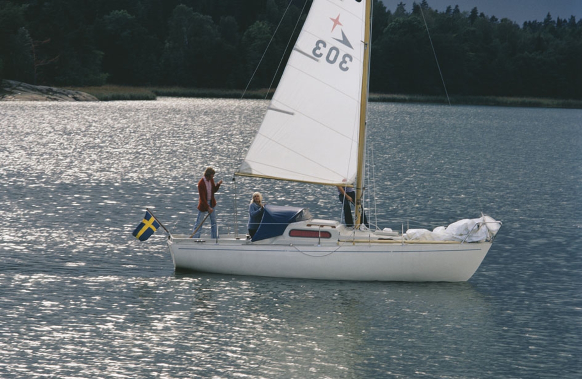 En Albin Viggen seglar på Vänern.