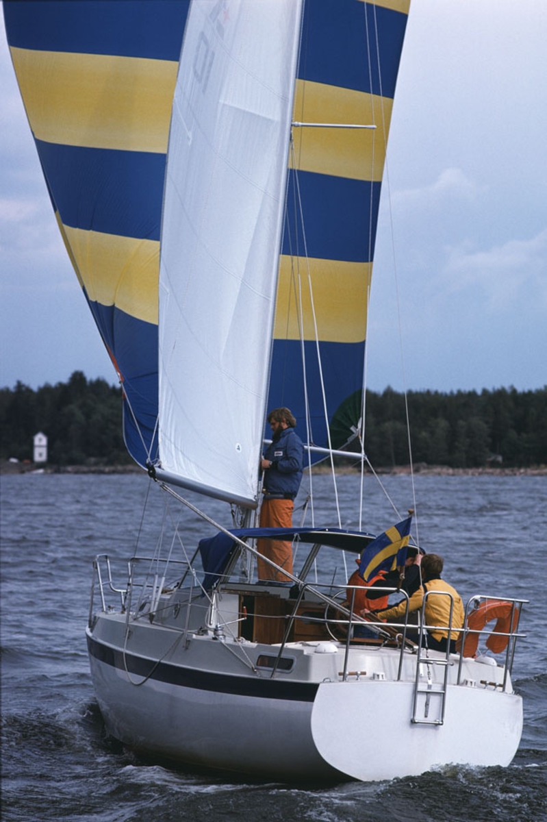 En Albin 82 MS seglar för spinnaker.