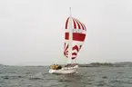 En Albin Nova seglar för spinnaker.